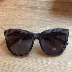 Circus by Sam Edelman grey tort sunglasses
